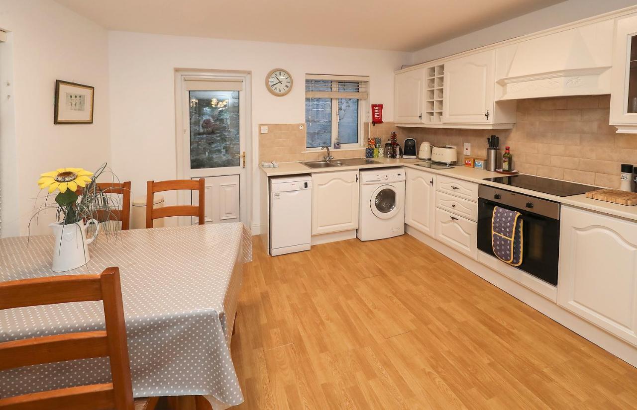 Two Bedroom Townhouse In The Heart Of Dungarvan Dungarvan  Bagian luar foto