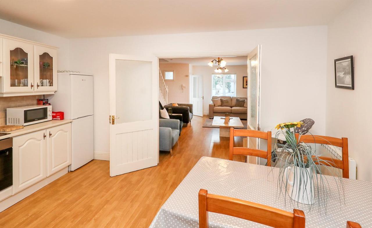 Two Bedroom Townhouse In The Heart Of Dungarvan Dungarvan  Bagian luar foto